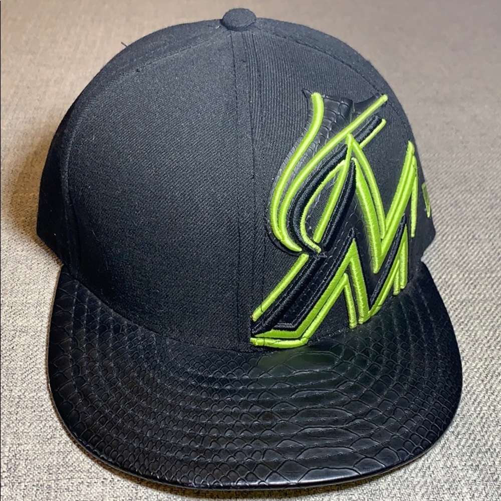 FITTED HAT